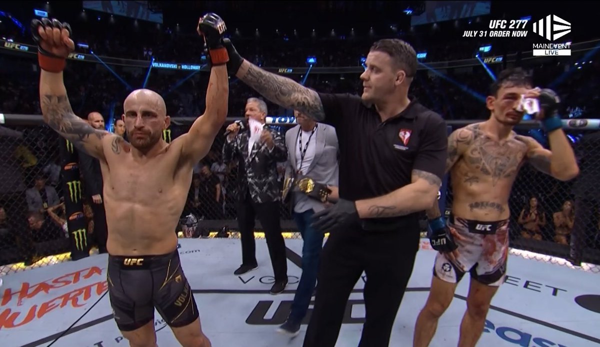 Just ask Max’s face who won that! Holy crap Volk, you are a beast! <a href="/alexvolkanovski/">Alex Volkanovski</a> #UFC276