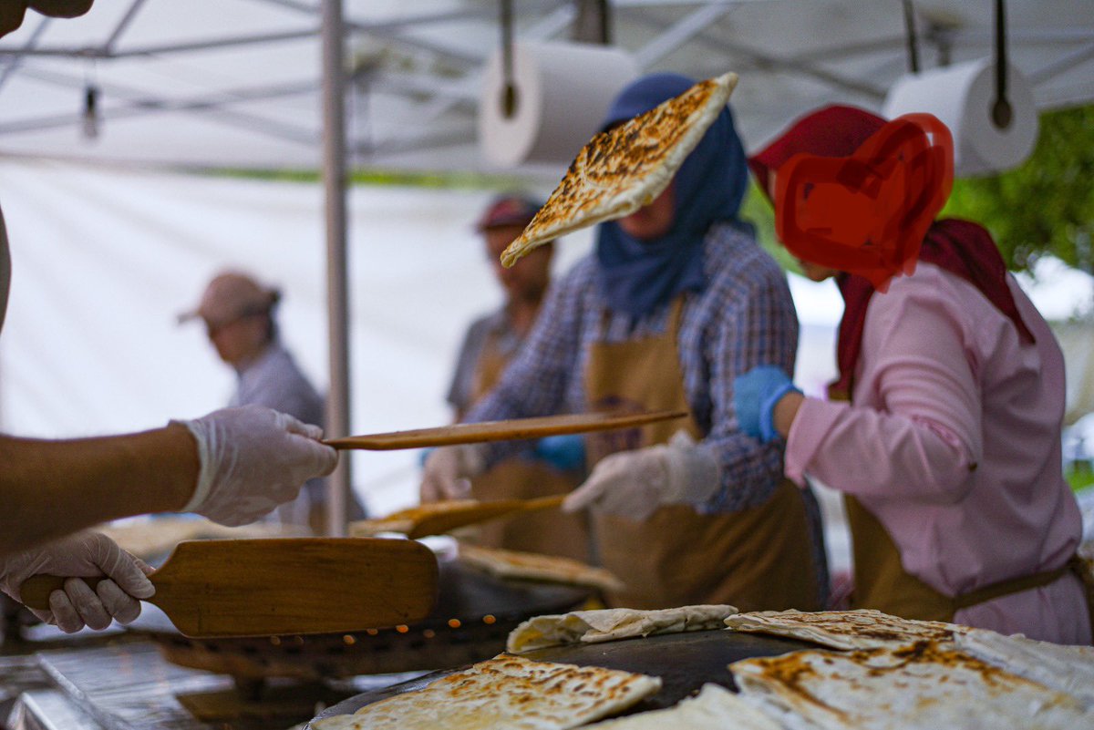 Bu gözleme mutluluktan havada uçuyor❗️ Çünkü yüzlerce gönüllünün çalıştığı muavenet festivalinde satılacak birazdan 😊 <a href="/Fundatia_Tuna/">Tuna Vakfı</a>