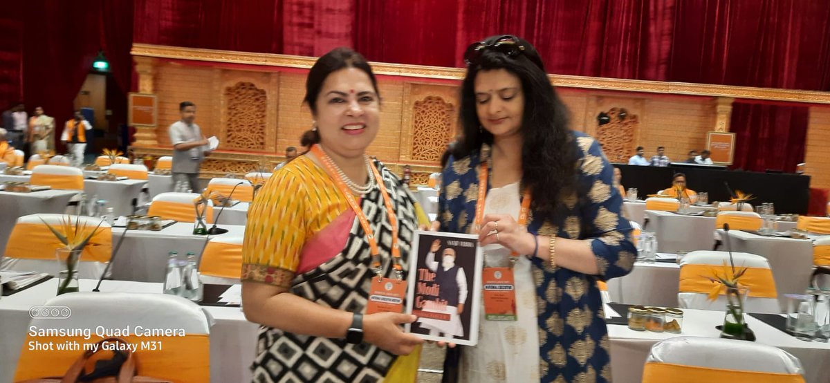 Sanju_Verma_'s tweet image. At the #BJPNationalExecutive at #Hyderabad,where I got the opportunity to give my Bestselling Book,#TheModiGambit,to the very suave and one of my favourites,who set the bar so high,when she was a National Spokesperson,before moving on to bigger things--@M_Lekhi ji

#BJPTelangana