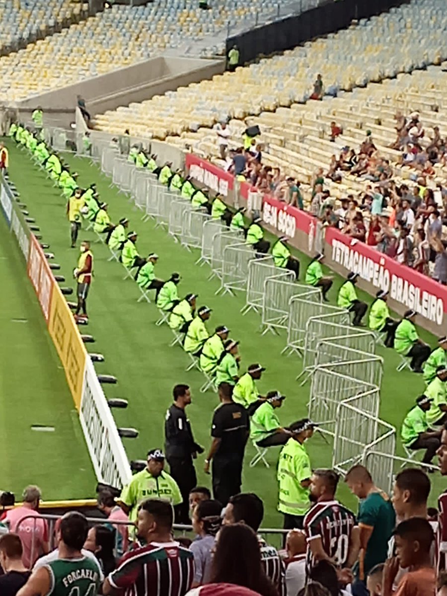 Flu_Amor_Eterno's tweet photo. O sistema anti invasão do Maracanã após o Fred pedir pra torcida ir pro gramado abraçar ele. https://t.co/isA1QCGiAN