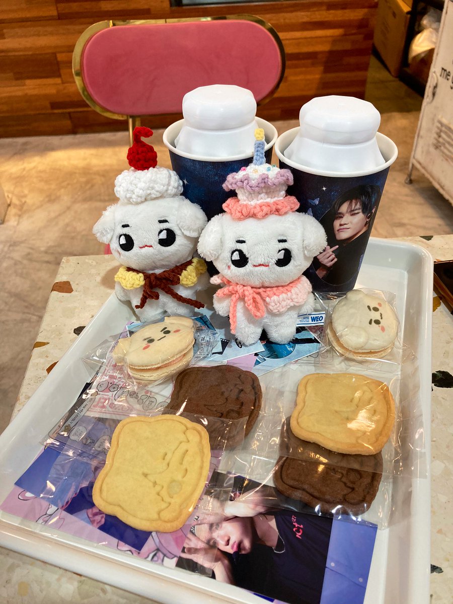 꽃밭의 툥. 야. 
마카롱이랑 쿠키 다 너무너무 귀여웠다..🫶
#러블리_28번째_태용날