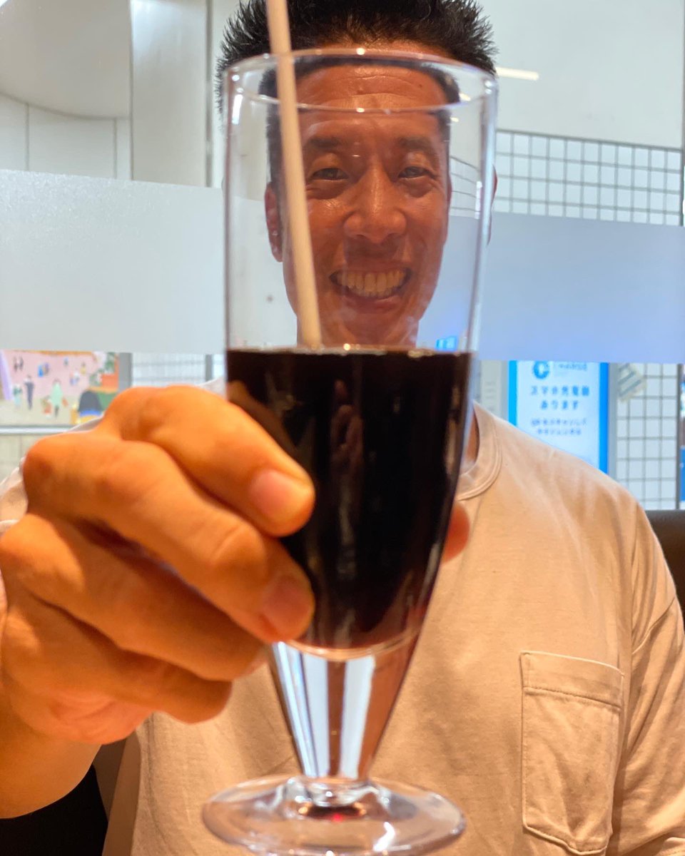 小顔になる方法をお教え致します。 1、ブラックコーヒーの氷なしをご用意下さい 2、少し飲む 3、小顔になる 是非お試し下さいませ。 パワー なかやまきんに君