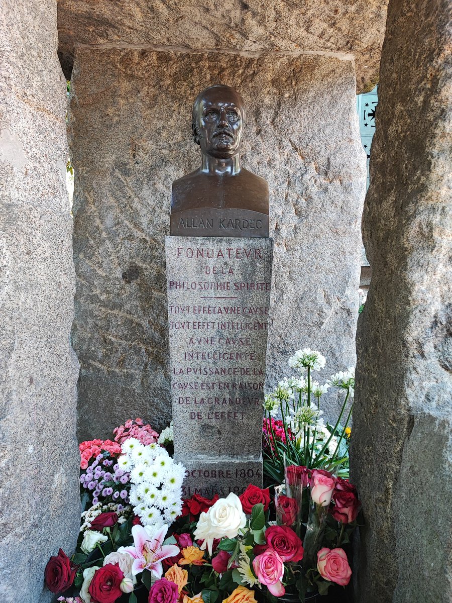 Cela me tenait à cœur de rencontrer le Père du spiritisme en France. Il y règne une atmosphère assez forte autour de cette sépulture.Une sensation bienveillante et chargée en même temps. Un très fort moment.