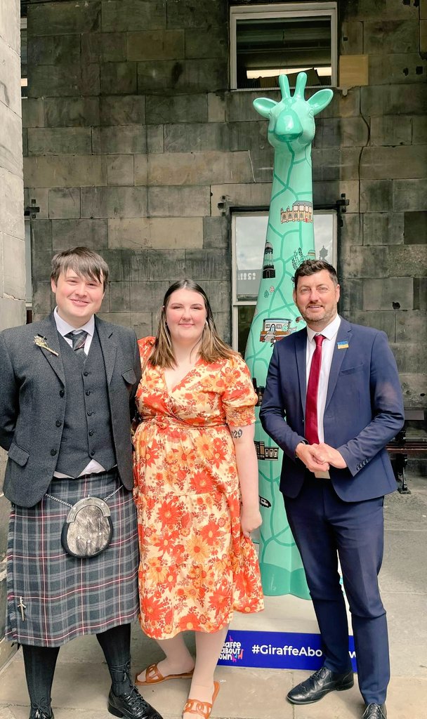 Attending a wedding and by chance I bumped into @cllrcammyday and a giraffe !
The #GiraffeAboutTown trail takes you across edinburgh, and each giraffe is different, can't wait to see how many I can find !