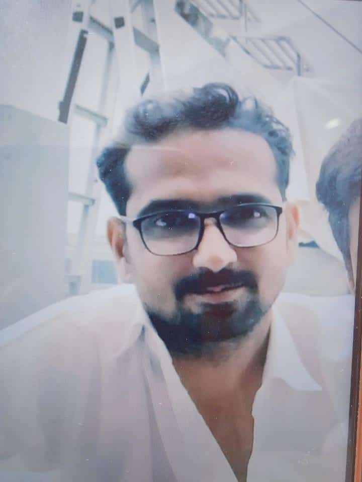 singhdipendra07's tweet photo. नाम :- राजेश सोनी 
उम्र :- 36 वर्ष 
हाइट :- 5'7 
रंग :- गोरा 
बाल :- घुंगराले 
दिनांक 28 / 06 / 2022 से लापता हैं किसी को मिले / दिखे तो जरूर सूचित करें  । 
@8PMnoCM 
@zeerajasthan_ 
@NagaurPolice https://t.co/xfcGtAFJEM