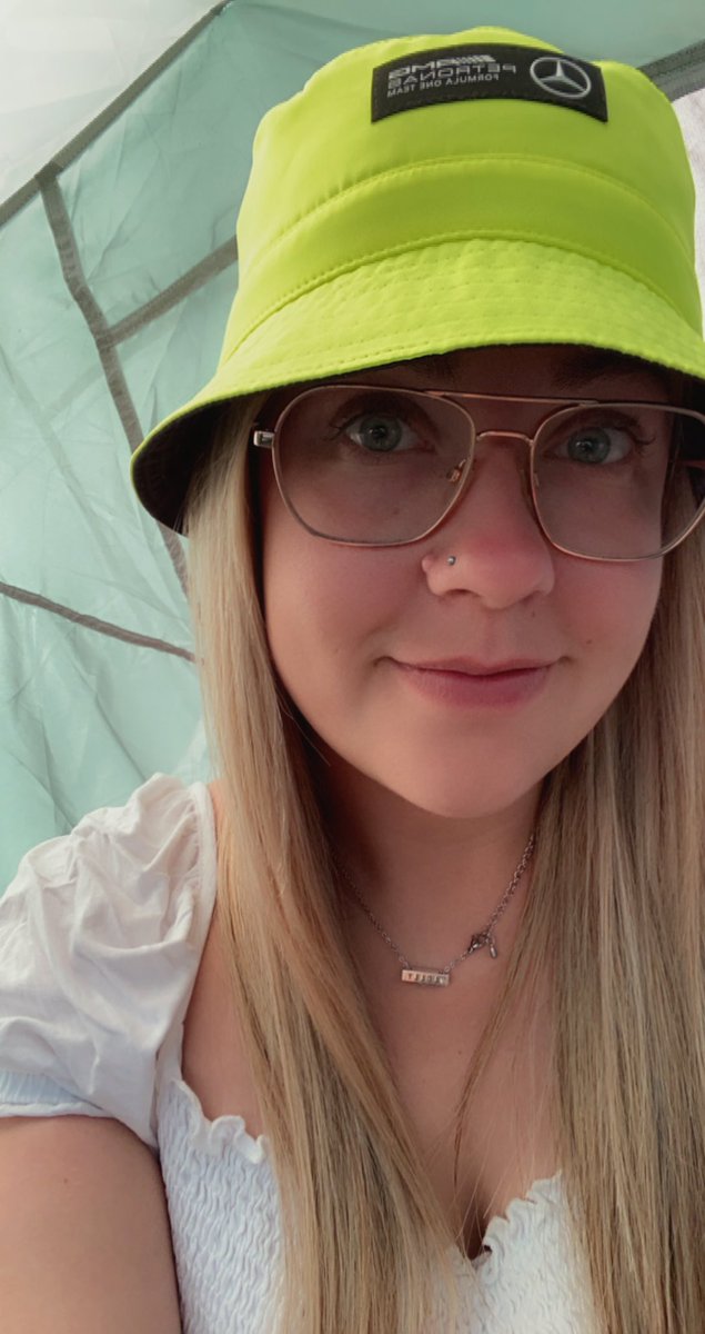 MercLauren_F1's tweet photo. Race day ready for my first ever British GP 🥹🏎 @LewisHamilton @MercedesAMGF1 #SilverstoneGP #Formula1 #CopseCorner #BritishGrandPrix #BritishGP https://t.co/4HALw2pEBR