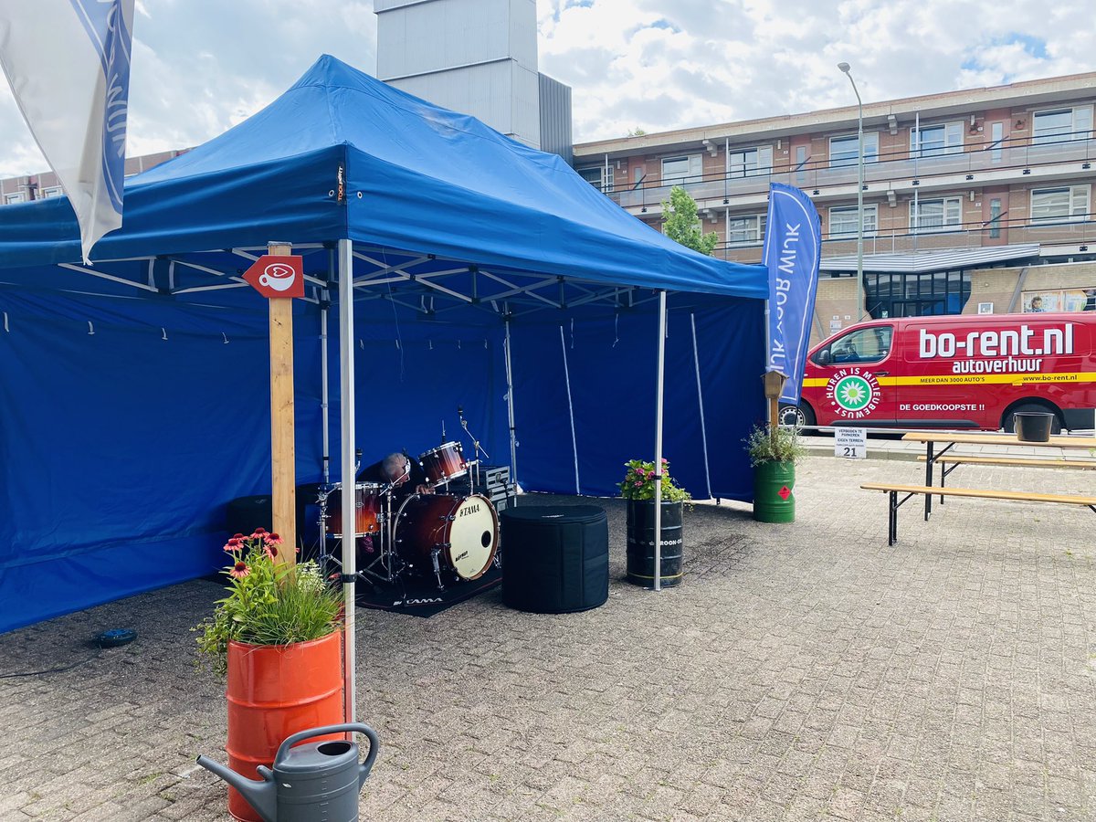 pip_zo's tweet photo. @gluren opbouwen bij @WijkVoor @MOTWATbluesband #sociaalplein #crabbehof https://t.co/Ii7Cja9BuF