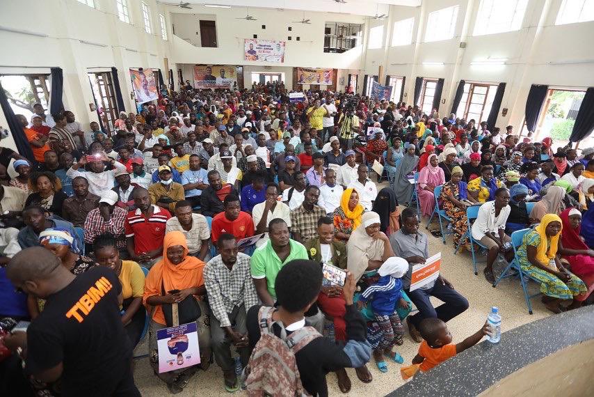 Asmali77's tweet photo. Joined the incoming Old Town MCA @HonAbdirahman_ at one of his town hall meeting where he was pitching his vision and agenda for Mji Wa Kale residents. Wanasema wana #AnzaFresh na Abdirahman Hussein na @RailaOdinga. @JunetMohamed @Donsarigo @RobertAlai @Zubeyruna1 @HassanAliJoho https://t.co/Ou8q6yj3Np