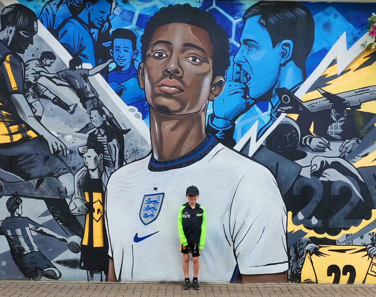 On our walk to town this morning , Roo saw he's favourite England player <a href="/BellinghamJude/">Jude Bellingham</a> 🙌⚽🦅🇳🇬 #JudeBellingham #wallart #graffiti #stourbridge #kewfordeagles #Footymad