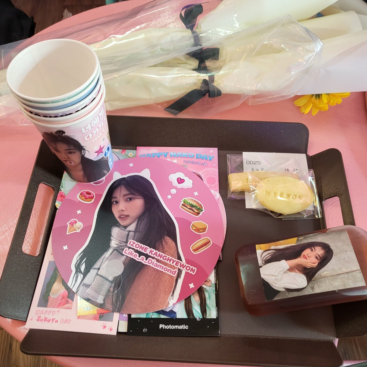 _shm_lgi's tweet photo. #HAPPY_HYEWON_DAY
톤앤매너 혜원이로 가득 차있네요 예쁜 카페 감사합니다 생일 축하해 혜원아 https://t.co/1hVIyPwj4r