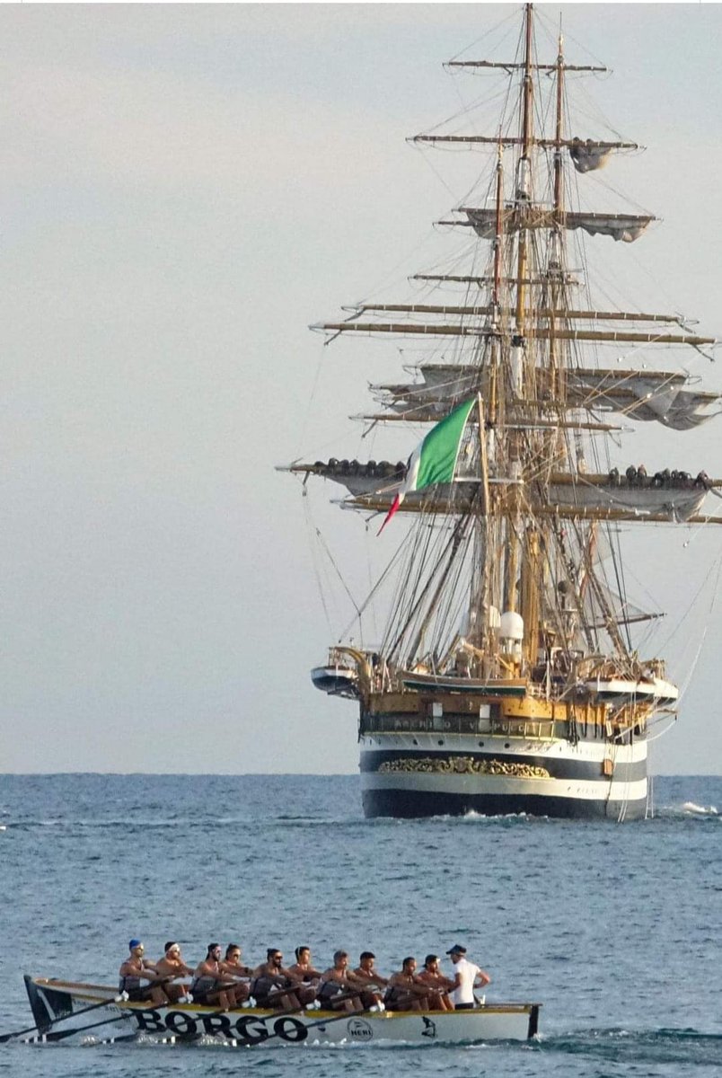 Per la prima volta nella storia, la Signora del mare assiste al Palio Marinaro di #Livorno. 
Una bellezza che commuove.
#AmerigoVespucci