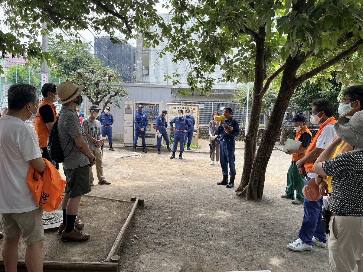 nekoyasui's tweet image. 東京の実家に戻って初めて防災訓練に出ました。母校の笄小学校で懐かしい思いに駆られながら、マンホールを開けスタンドパイプを出してホースを繋いで放水したり、消火器を使ったり、避難所内に設置するテントや受水槽の確認を。いざという時、何とか動ける自信がついた気がするし勉強になりました😻