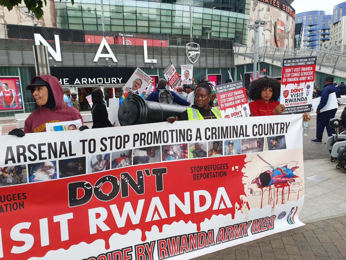 Alix_rdc's tweet photo. Une très belle action de congolais de l’Angleterre! Ce sera encore mieux si ceux de France faisaient la même chose. Le monde doit cesser de soutenir le régime criminel de @PaulKagame .
#RwandaIsKilling 

@PSG_inside 
@Arsenal https://t.co/UBxZhfBSnX