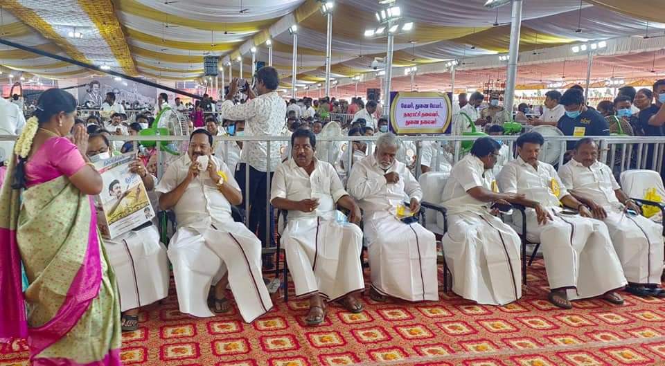 R_Gandhi_MLA's tweet photo. இன்று
நாமக்கல்லில் 
நகர்புற உள்ளாட்சி 
பிரதிநிதிகள் மாநாடு
மாண்புமிகு
தமிழக முதலமைச்சர்
கழக தலைவர்
@mkstalinஅவர்கள்
தலைமையில் நடைபெற்று
வருகிறது இதில்
கலந்து கொண்டேன் உடன்
மாண்புமிகு அமைச்சர் பெருமக்கள் மற்றும் உள்ளாட்சி பிரதிநிதிகள் கழகத்தினர்... https://t.co/S1HXRH4ibW