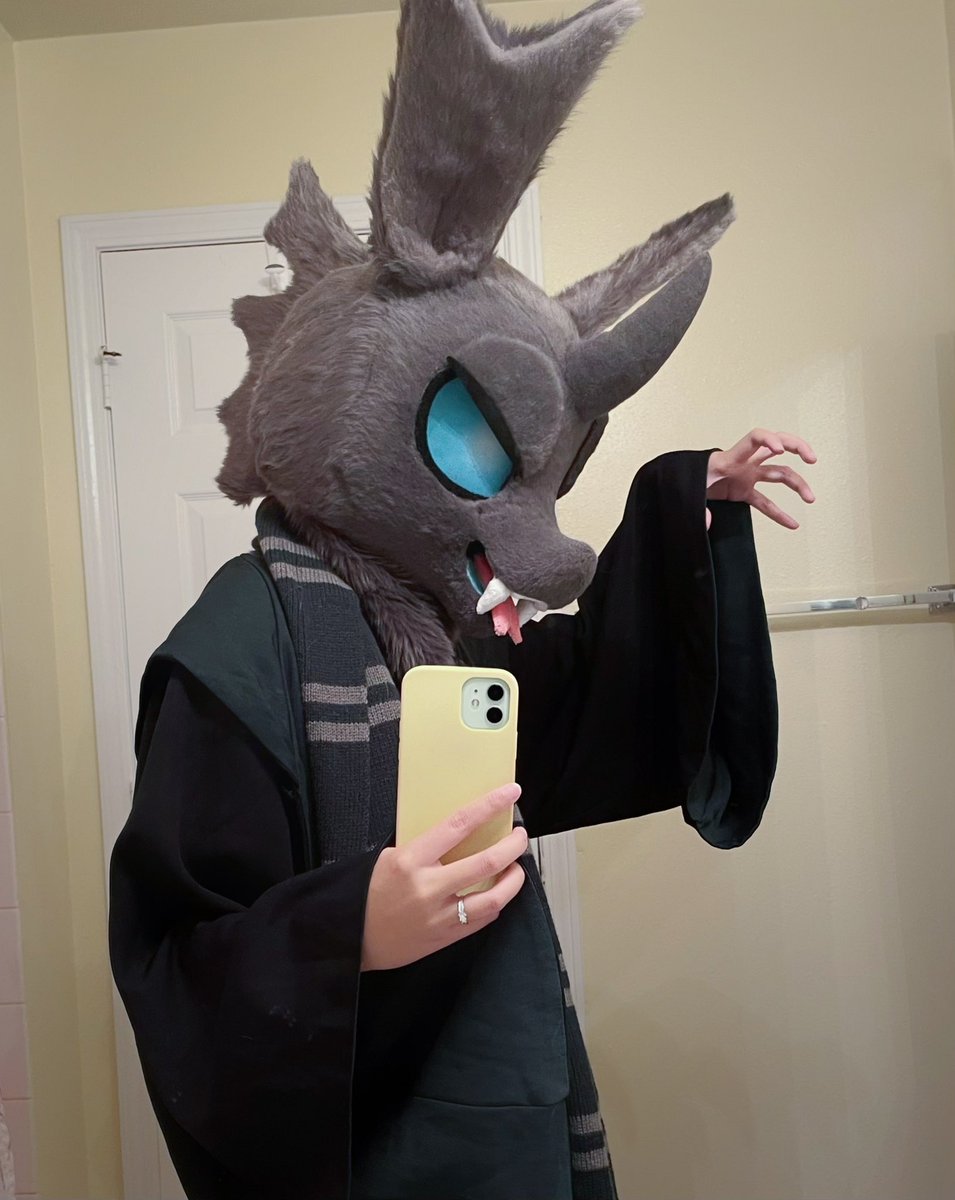 limeythecheetah's tweet photo. Finished this changeling suit before July 4th!🖤💚This suit is the same base as my Thorax one. You can regard them as the former Thorax, or an assistant from the Slytherin House. (JK I just found they fit perfectly in this robe🤣

#fursuit #brony #fursuitmaker #furry #changeling https://t.co/bJAQbtJIec