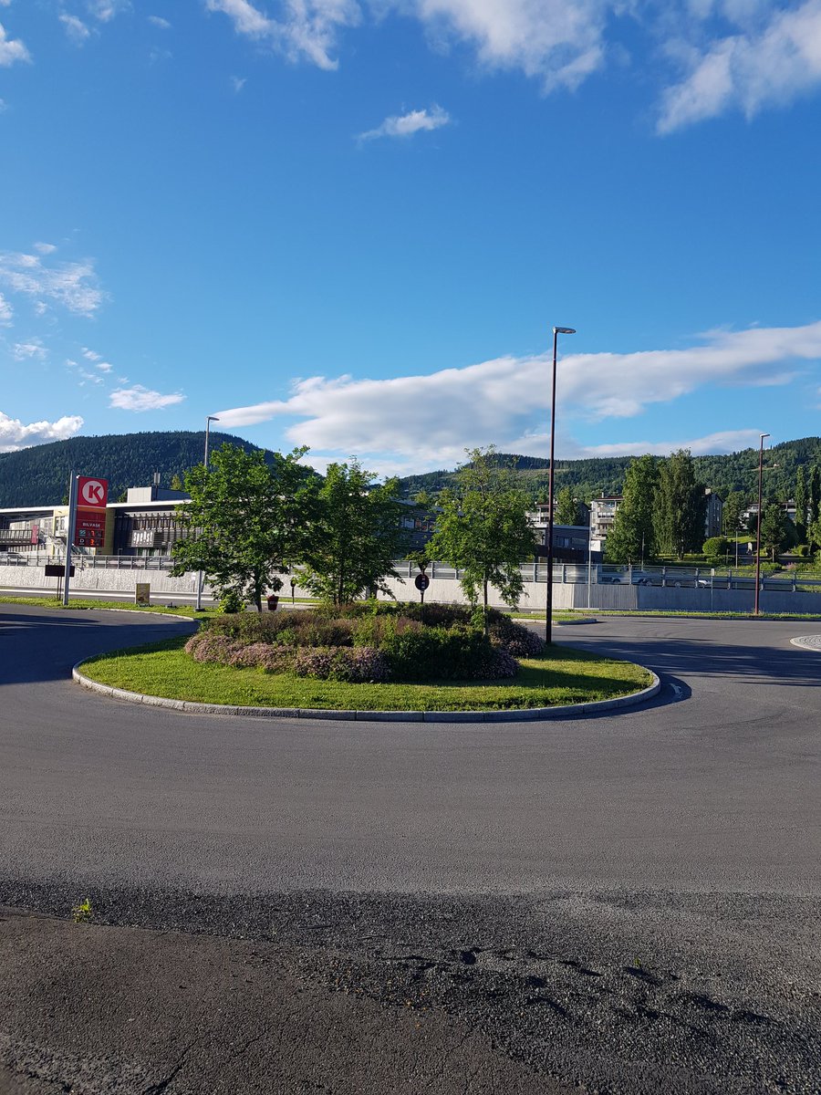 Doramusicana's tweet photo. Summer streets on a bright summer evening 🌞📷  it is sunset at 22:55 and still very long days #lillehammer #summer #latesunsets #daysaregettingshorter https://t.co/kNtS61JFA8