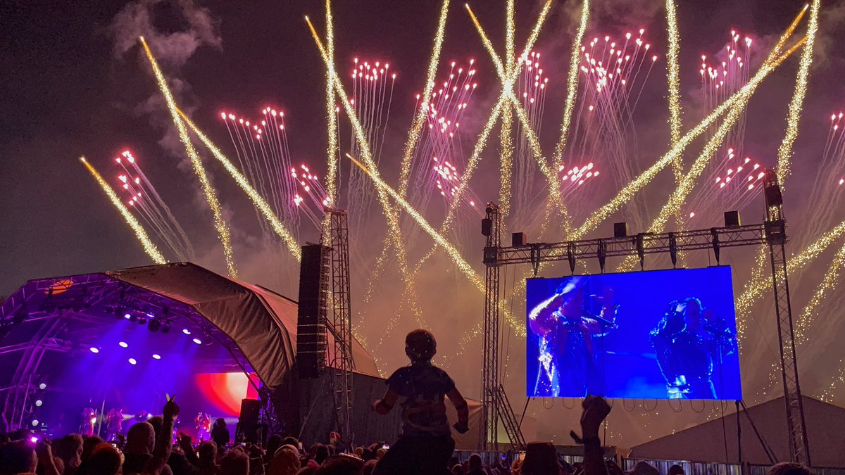 BeeProud1's tweet photo. How amazing were @OfficialSteps @Ianhwatkins @Faye_Tozer @_ClaireRichards last night @Back2Festivals in #Derbyshire - extremely professional in the face of backing track issues. Absolutely smashed it. https://t.co/O7dpaNbLTL