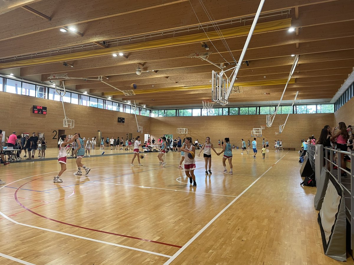 En el marc de la capitalitat <a href="/CbfManresa/">CBF Manresa</a> ahir es va celebrar a l’espai Maria Ciuraneta  Sannicolàs del Complex Vell Congost el 3x3 de bàsquet amb més de 300 participants de totes les edats. Gràcies <a href="/manresacbf/">Manresa CBF</a> per l’organització. L’esport no para a #Manresa ni a l’estiu.