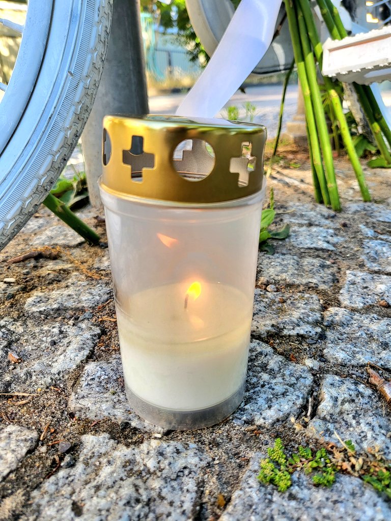 Storch_i's tweet photo. 5 Jahre ���🖤 

Direkt vor einer Grundschule.

In einer Tempo-30-Zone.

Mir fehlen die Worte. https://t.co/iW4cIvhSOt