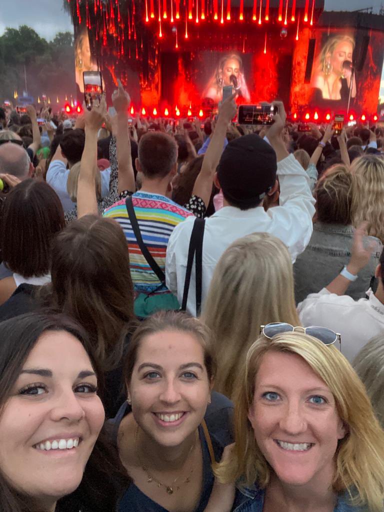 Pensées pour toi <a href="/juliezenattioff/">Julie Zenatti</a> hier avec <a href="/AnneEmilie_DS/">Anne-Emilie Da Silva</a> et <a href="/Laetitia_Maye34/">Laetitia P.</a>… et… Adele. #ellechanteencore
A très vite !