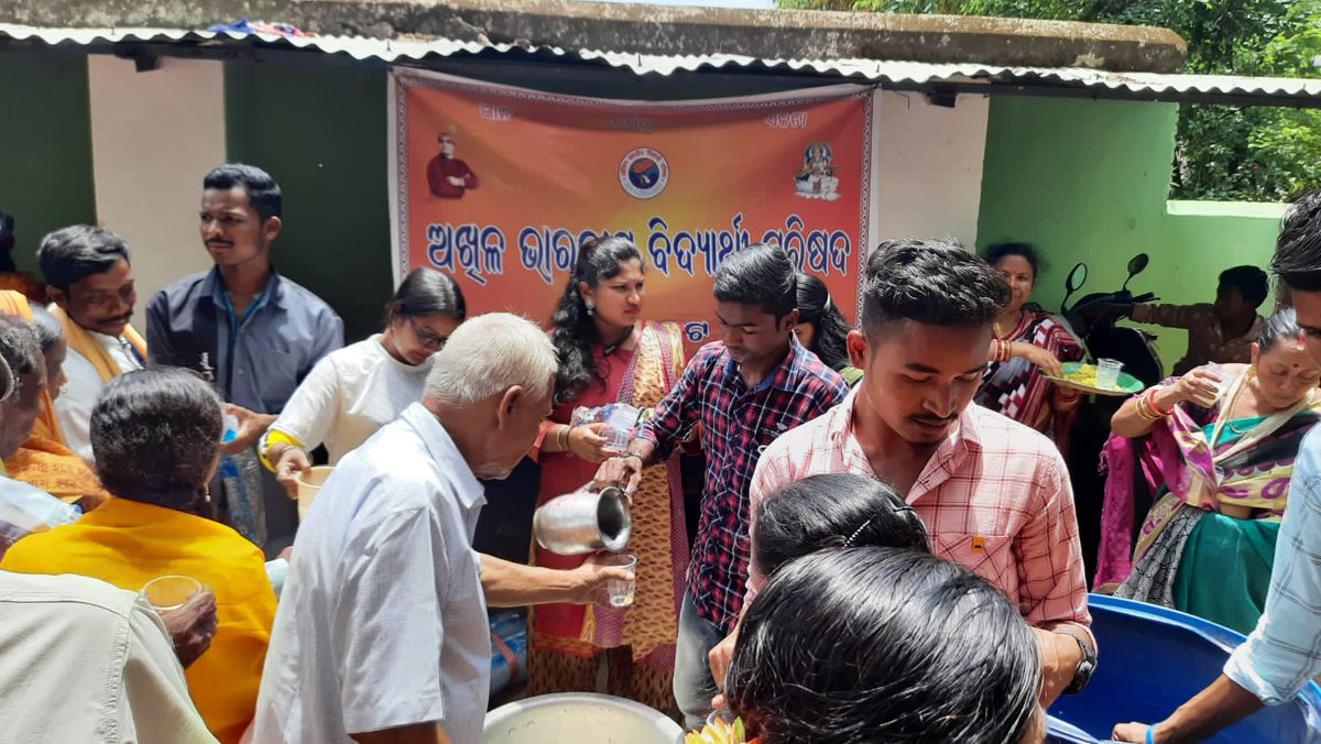 abvpodisha's tweet photo. ଅଖିଳ ଭାରତୀୟ ବିଦ୍ୟାର୍ଥୀ ପରିଷଦ, କୋରାପୁଟ ବିଭାଗ ତରଫରୁ ଶାବର ଶ୍ରୀକ୍ଷେତ୍ର ରଥଯାତ୍ରାରେ ଶ୍ରଦ୍ଧାଳୁଙ୍କ ମଧ୍ୟରେ ଦହିପଣା ବଣ୍ଟନ କରାଯାଇଛି।
#ABVPinRathaJatra
#ABVPOdisha https://t.co/bleIHoo06t