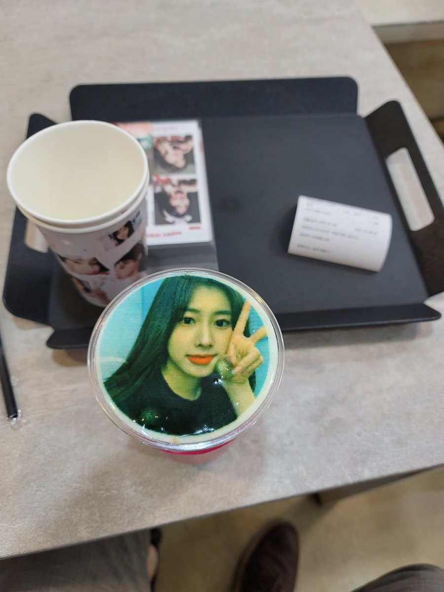 혜원이 생일카페 날웃게해
여기도 정말 오랜만에 오게 됨
음료에 혜원이 얼굴이 그려진 아인슈페너 대박.... 아까워서 어찌 마시나....
#혜원이_따사로운_햇살처럼_빛난다
#HAPPY_HYEWON_DAY