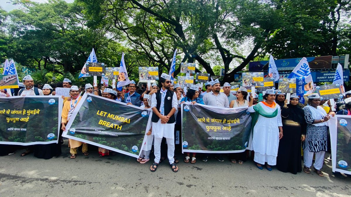 mid_day's tweet image. Green activists protest to save Aarey forest; police beef up deployment 

📸 Shadab Khan 

#SaveAarey #AareyForest #AareyCarShed #AareyColony #Mumbai