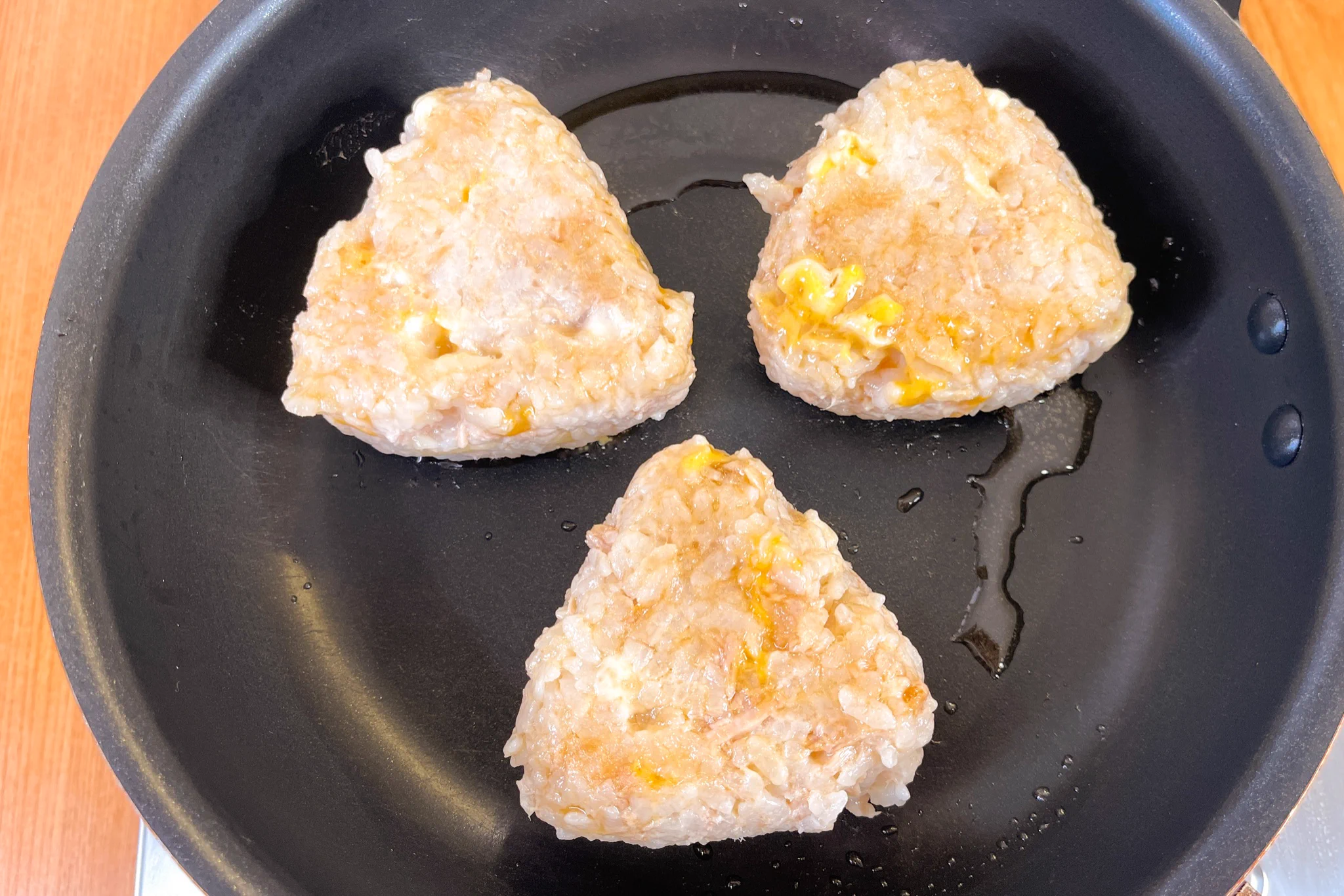 美味しくないわけがない！！ごま油香るツナマヨチーズ焼きおにぎり食べてみて！