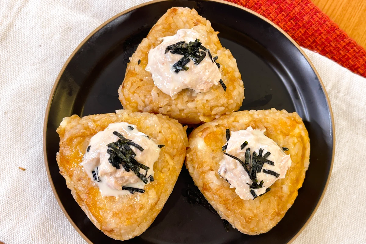 美味しくないわけがない！！ごま油香るツナマヨチーズ焼きおにぎり食べてみて！