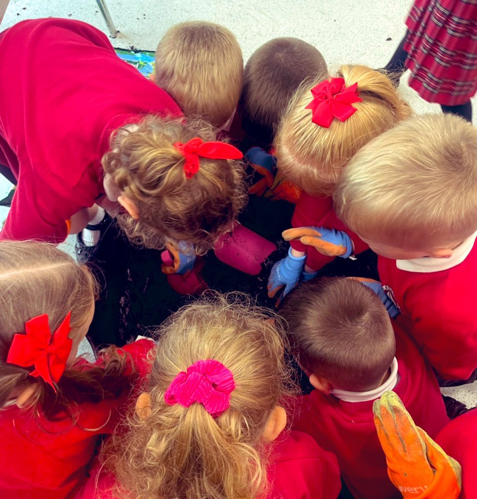 Northern_LilyGM's tweet photo. My favourite activity to do with people of all ages is make #wildflower seed bombs
We educate on the loss of habitats, biodiversity and native wildflower meadows and teach how to make space for nature anywhere #smallactionmatters
#NationalMeadowsDay @Love_plants @DaveGoulson https://t.co/gzYDJgnt7G