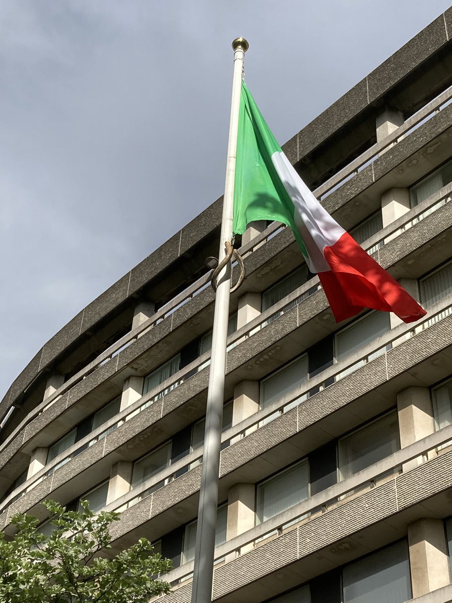 Buongiorno, we are flying the Italian flag at Borough Hall today to celebrate the Italian Festival in Harpur Square this afternoon. 🇮🇹