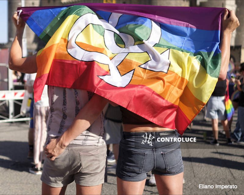 AgControluce's tweet image. Two #gay men wear a peace flag with two interlocking male symbols during the #Napoli #Pride in #Naples, Southern #Italy, on July 2, 2022.
📷 @elianoimperato #controluceagency #pridemonth #pride2022