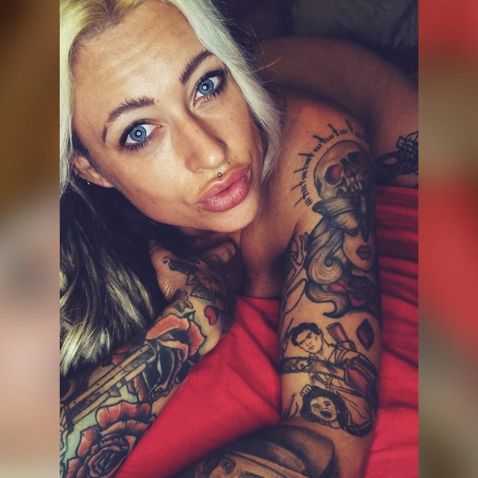🦊Daniifoxxx🦊 - Happy Sunday 😊 #onlyfans #onlyfansgirl #tattooedgirl #tattoos https://t.co/0Asb7GVNj9