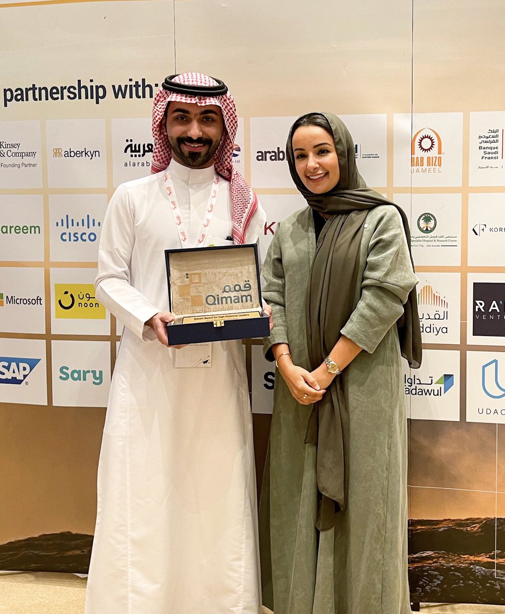 sajjad_smith's tweet photo. 2/July /2022 
يوم يخلد في ذاكرتي ، تجمع قمم لجميع الدفعات 2018-2019-2020-2021-2022
بحمد الله تم تتويجي بوسام زمالة قمم للقيادات الواعدة دفعة 2020 في منطقة الرياض،  شكرًا #قمم وشكرًا لكل أفراد عائلة قمم . 

#برنامج_قمم @QimamFellowship 
#قمم https://t.co/D046Mp8kNK