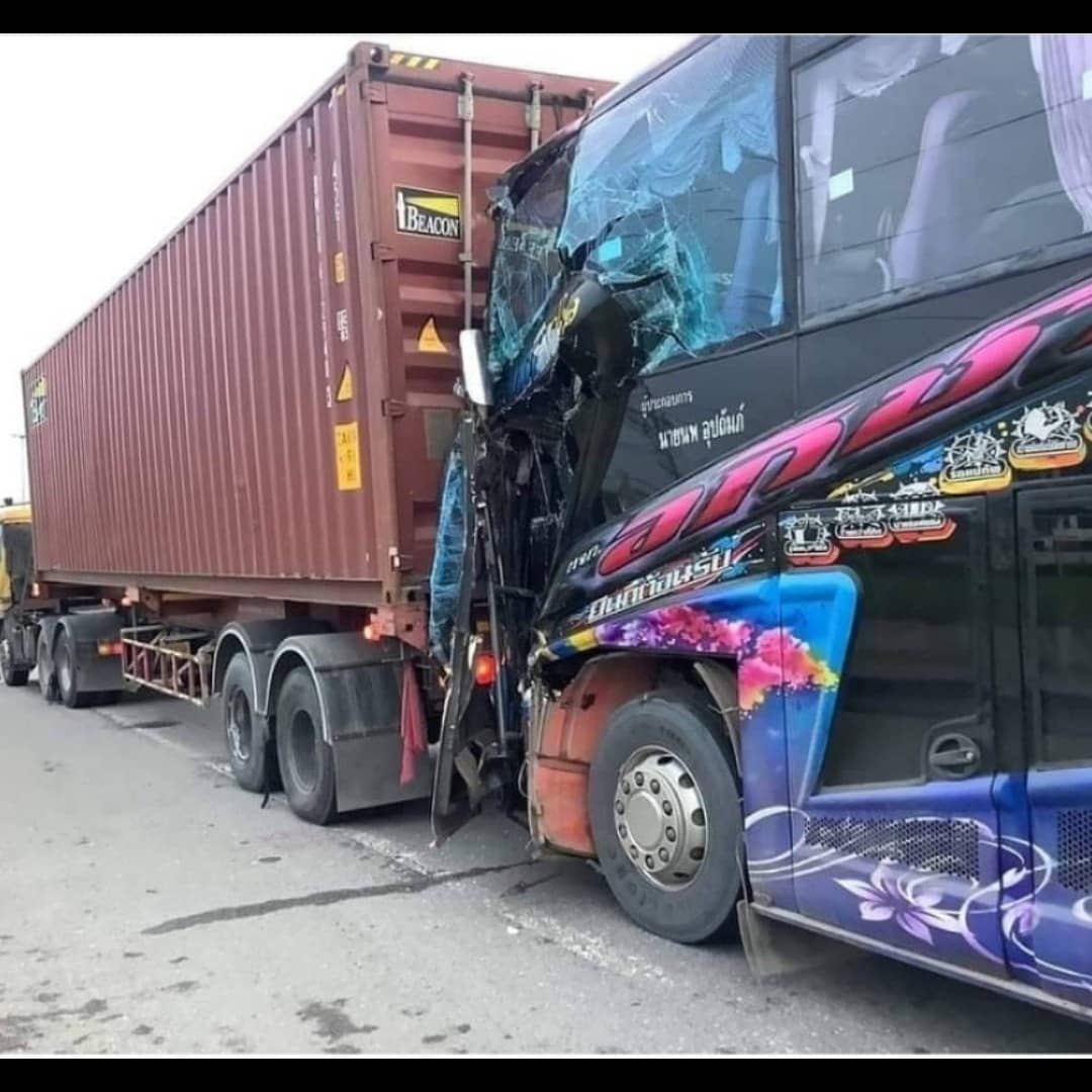 Bus rear ends a truck. More nice variation...

#ThailandWatch #ThailandNews #SteveKThailand #RoadAccidentsThailand #ThaiCrazyAccidents #roadaccidents #baddriving #TruckCrashThailand #truckcrash #rearender #trucks #bus