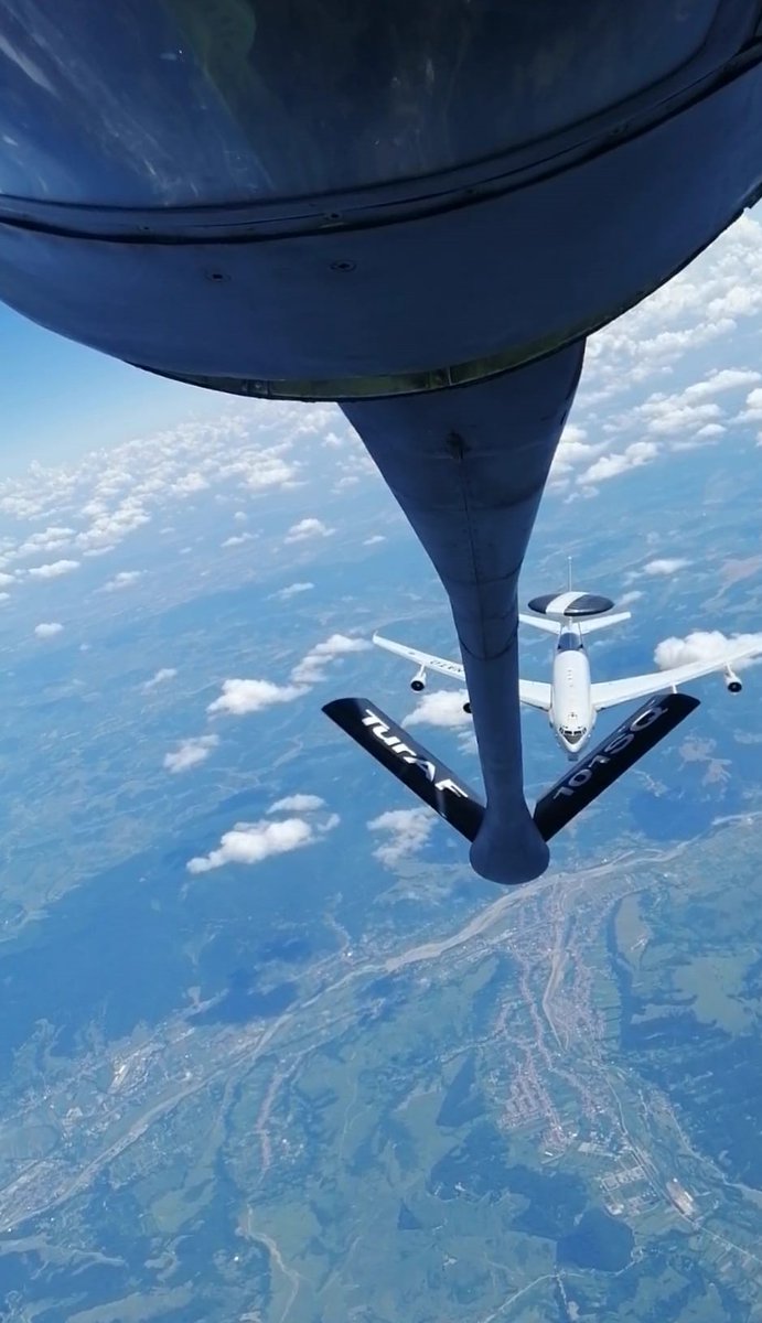 tcsavunma's tweet image. NATO Güvence Tedbirleri kapsamında Hava Kuvvetlerimize ait tanker uçağı tarafından NATO AWACS uçağına Romanya üzerinde yakıt ikmali yapıldı.
#MSB