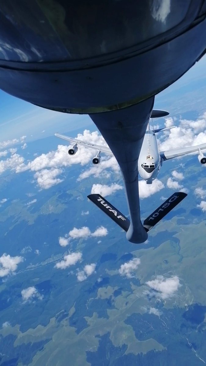 tcsavunma's tweet image. NATO Güvence Tedbirleri kapsamında Hava Kuvvetlerimize ait tanker uçağı tarafından NATO AWACS uçağına Romanya üzerinde yakıt ikmali yapıldı.
#MSB