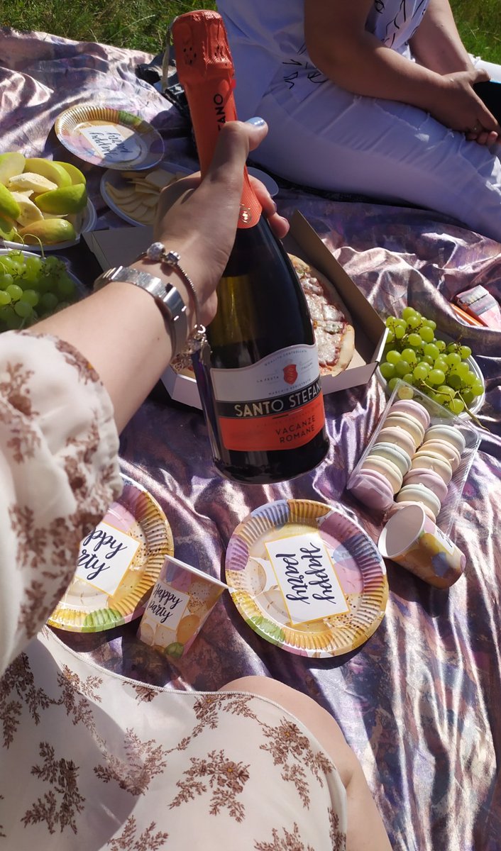 MarLen__89's tweet photo. пикник у воды - это красиво 🤩
#secondofJuly #happybirthdaytome https://t.co/Ijgvei3Atl