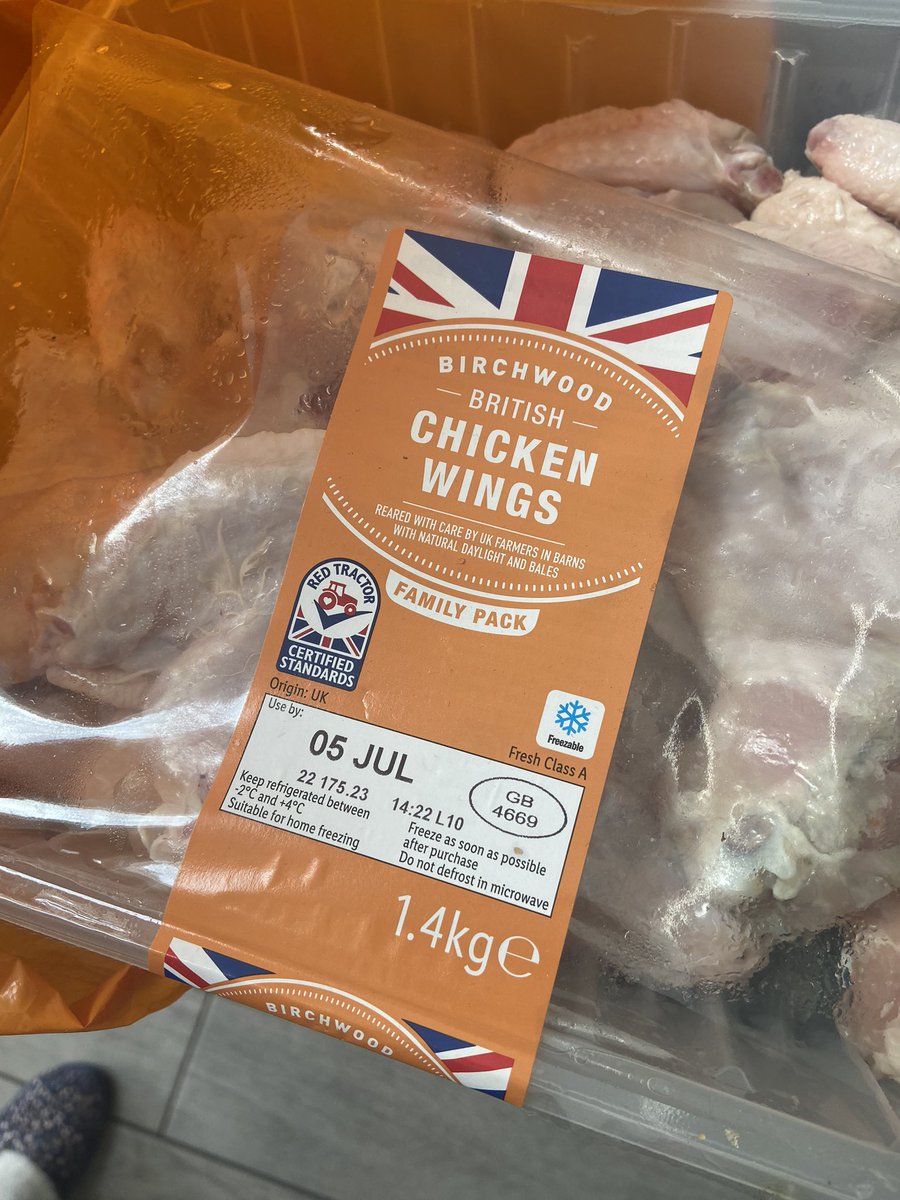 danielle2409's tweet photo. @LidlGB Gagging at this.. the smell is revolting and still well in date. Some of the wings are actually grey 🙄🤢 https://t.co/eMneRtYjfG