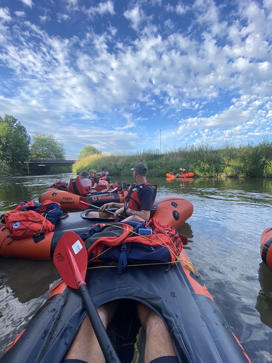 bosw8erthijmen's tweet photo. Mijn eerste packcraft avontuur zit er op. Na een wandeling van 8 km door het dal van de Dijle mochten we onze craft opblazen. Op het water genoten van bevers, weidebeekjuffers en prachtige stijlranden van de meanderende rivier. #packcraft #leuven #natuur #fagusoutdoor https://t.co/k9yTMX7YZB