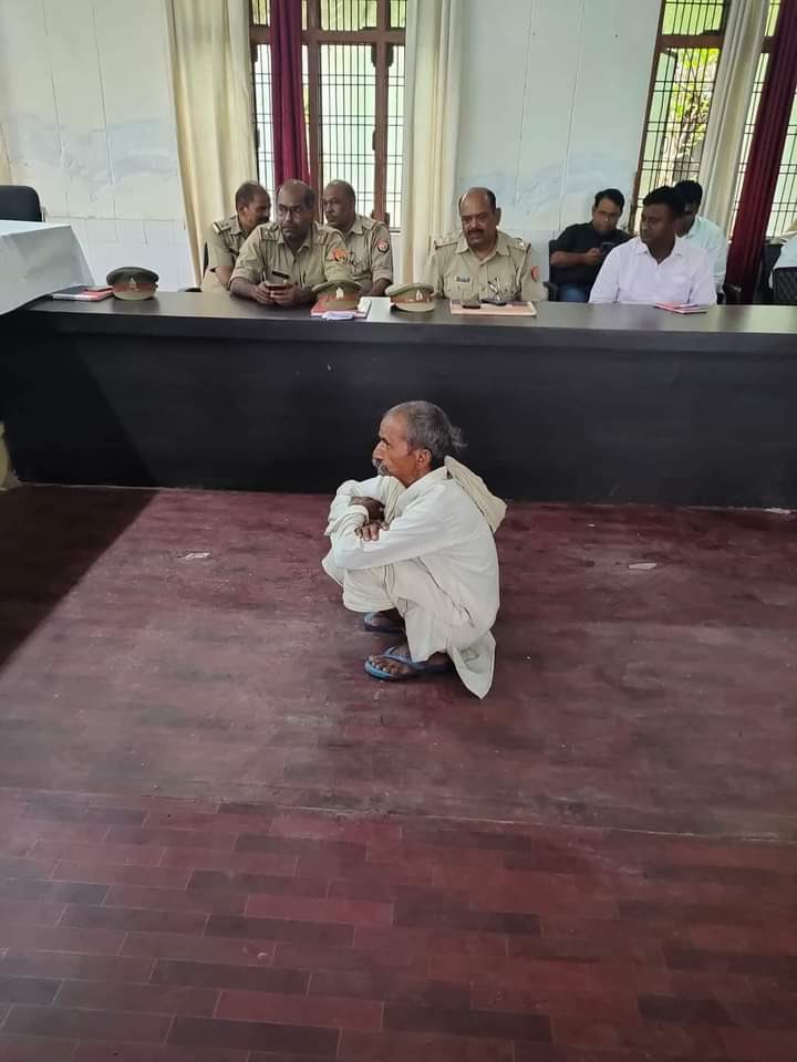 vinodkapri's tweet photo. राष्ट्रगीत में भला कौन वह भारत-भाग्य-विधाता है फटा सुथन्ना पहने जिसका गुन हरचरना गाता है

पूरब-पश्चिम से आते हैं नंगे-बूचे नरकंकाल सिंहासन पर बैठा, उनके तमगे कौन लगाता है

कौन-कौन है वह जन-गण-मन अधिनायक वह महाबली डरा हुआ मन बेमन जिसका बाजा रोज बजाता है 

-रघुवीर सहाय https://t.co/EuKhrjgVX6