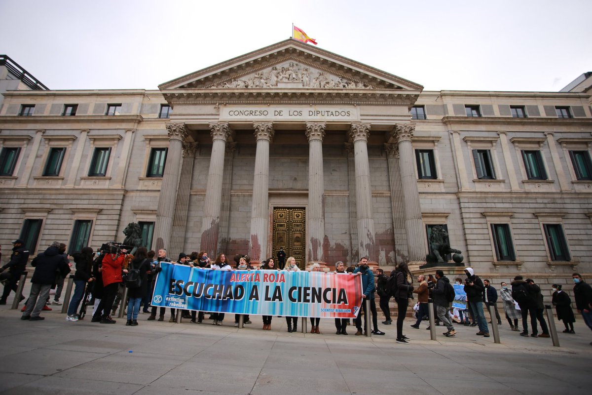 martagpallares's tweet photo. Soy una de las 14 personas detenidas por manchar el Congreso con agua y remolacha. Soy una de las personas acusadas por "daños" y "contra las instituciones del Estado. Soy una de las miles que exigen acción climática. Ahora mismo en el @BosqueHabitado.

#RebelionCientifica2Radio3 https://t.co/jPEZ1IrvYc