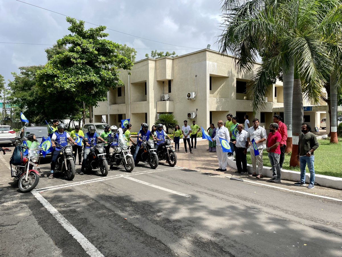 Jaydrathsinhji's tweet photo. The #SaveSoil movement by @SadhguruJV Jaggi Vasudev has taken the world by storm! Millions of people have started talking about this grave issue. I had the honour of meeting the team when the rally arrived in Halol. https://t.co/FPEVFZ77Kg