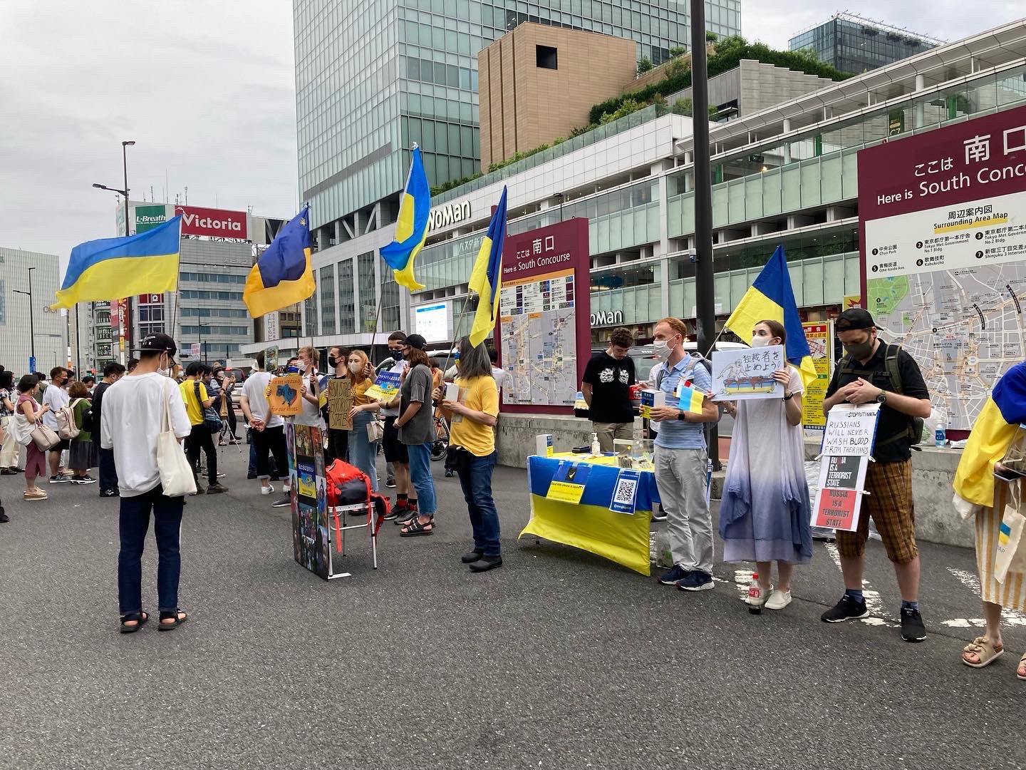 Sato Al Twitter 新宿駅南口でウクライナ支援の募金とデモをしています 100円で多くの人を助けることができます 集められた募金は現地のボランティアを通して人道支援に使われます T Co Rzez9ap3ra Twitter