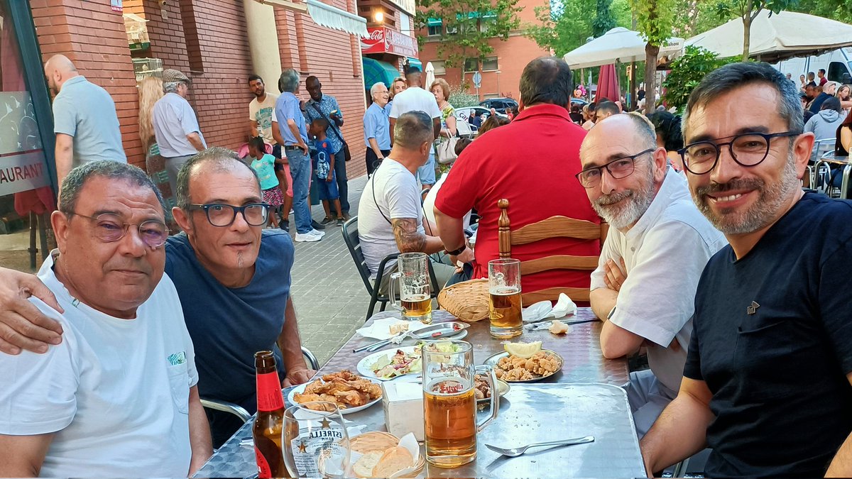 GabrielFerDiaz's tweet photo. Amb la @maya_hered, amics i companys del barri, hem gaudit la nit passada de l'ambient de festa major als carrers i places de #laRoureda. Enhorabona i gràcies a tothom; sobretot, a l'@avvlaroureda per tot el vostre treball quotidià. 🎉👏

🟨 #GovernRepublicà
🧅 #Sabadell https://t.co/GXZYEunnQG