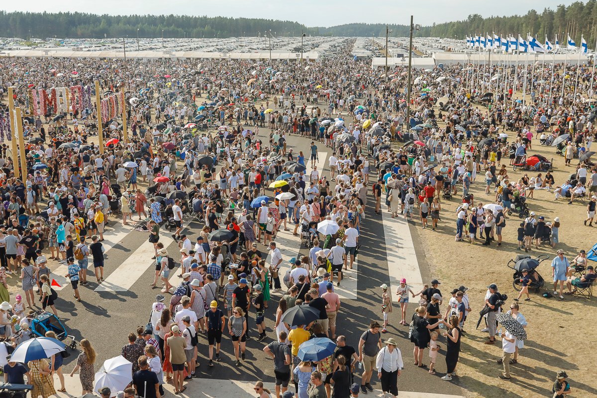 Suviseurat's tweet photo. Kutsua Suviseuroihin on kuulutettu kaikille. Suviseuravieraita lauantai-iltana oli noin 80 000. Ehtoollisella kävi noin 22 000 seuravierasta. Kutsu seuroihin kuuluu edelleen, tervetuloa!

#suviseurat #Loppi2022 https://t.co/NanRTYqTPI