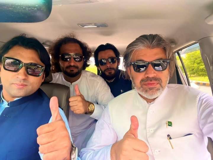 اگر علی محمد خان kpk سے جھنگ کمپین کے لئے جا سکتا ہے تو ہمارا سابق وزیر اعلی <a href="/UsmanAKBuzdar/">Usman Buzdar</a>  کہیں نظر کیوں نہیں آرہا ، جسکو عمران خان نے اتنی عزت اور مقام دیا وہ پردے سے کیوں غائب ہے؟
#امپورٹڈ_حکومت_نامنظور