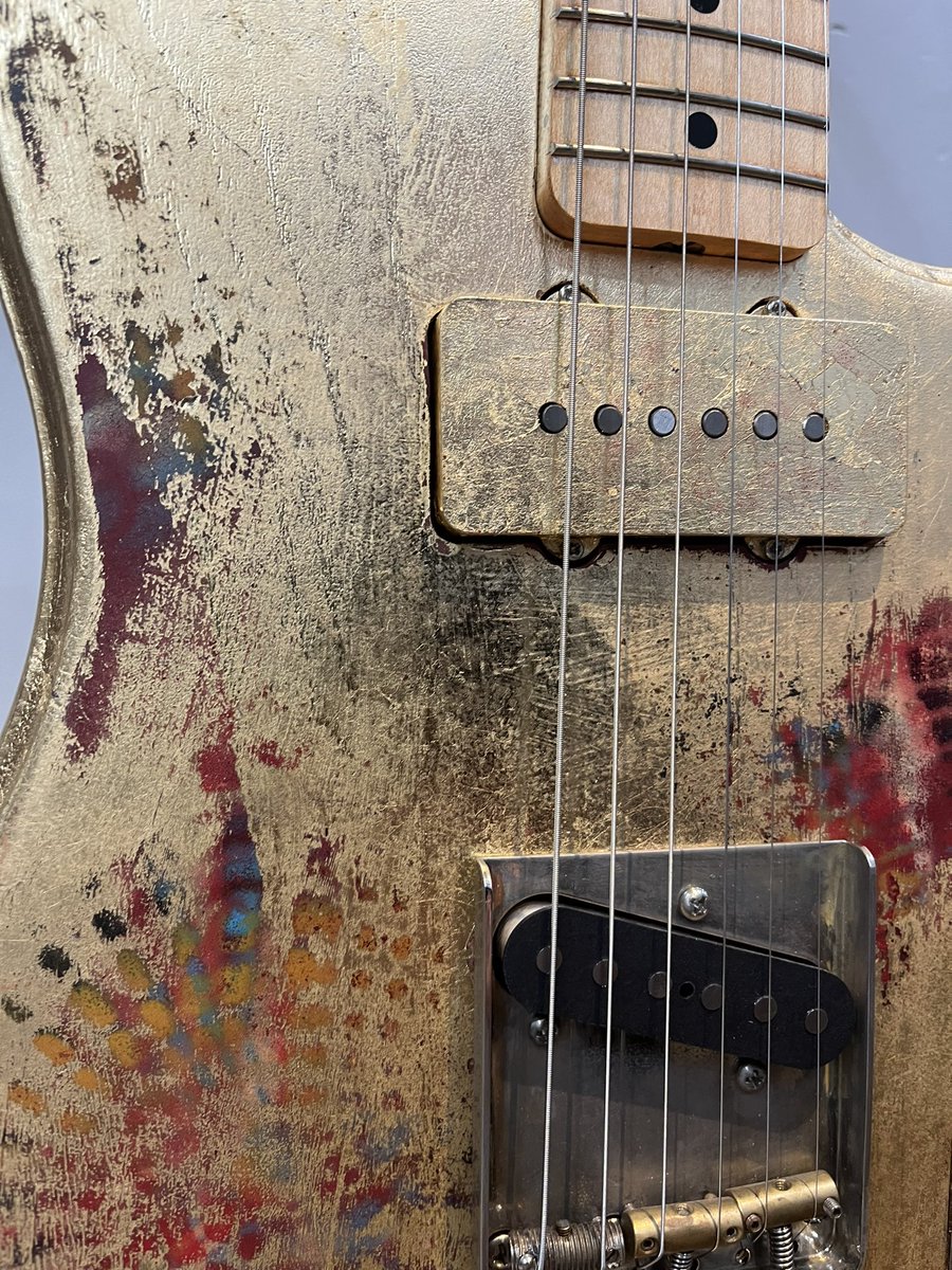 apollonmusic's tweet photo. 【新潟店】
Baboushka GuitarsのM.JAZZ Gold。

これぞまさしく芸術品…。下地のデザインをしっかりと活かし、豪華なだけでなく美しいゴールド仕上げに。

これで鳴りもサウンドも良いのが流石。

若干ファットなネックも握りやすくてグッドです。
https://t.co/Jsyj1Wk1LS

#Baboushka
#Gold https://t.co/3PJilYqMeb