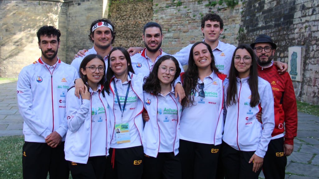 vinasxifra's tweet photo. 🔝🔝🔝Nou palistes i el cap d’equip

Aquesta ha estat l’extraordinària representació del @ClubSaltTer al Mundial de Kayak Freestyle que s’ha celebrat a Nottingham

Enhorabona Adrià Bosch per la medalla 🥉 i, a tot l’equip, felicitats!!!

Sou un referent i un orgull per a #Salt 💪🏻 https://t.co/5cN0vJtSDy