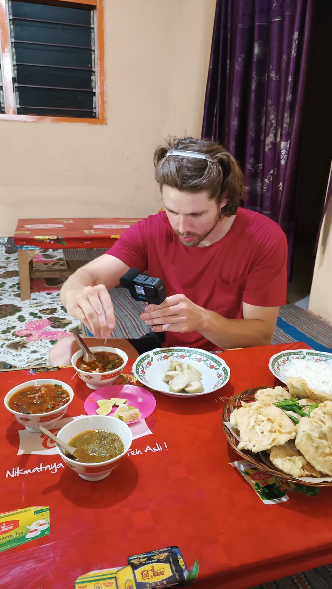 jacintha_box's tweet photo. Blm sah ke Pekalongan kl blm nyoba taoto kan? Si Max blusukan ke Klego. Demen dia Taoto Kunawi "Sedap, mantap!". 2 mangkok taoto ludes, sama tempe goreng. Sambel? Gak masyalah bwt desye. Monggo Pak @mas_didiek ... Sugeng Dahar π
#KelanaRasaxKAI
#KelanaRasaPekalongan
#JavaChic https://t.co/jL09xfV9lx